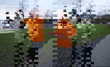 Twee enthousiaste deelnemers aan de Parkrun rond de Zegerplas in Alphen aan den Rijn