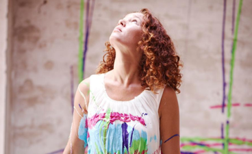 Cultuurcoach Aubrey is besmeurd met verf. 