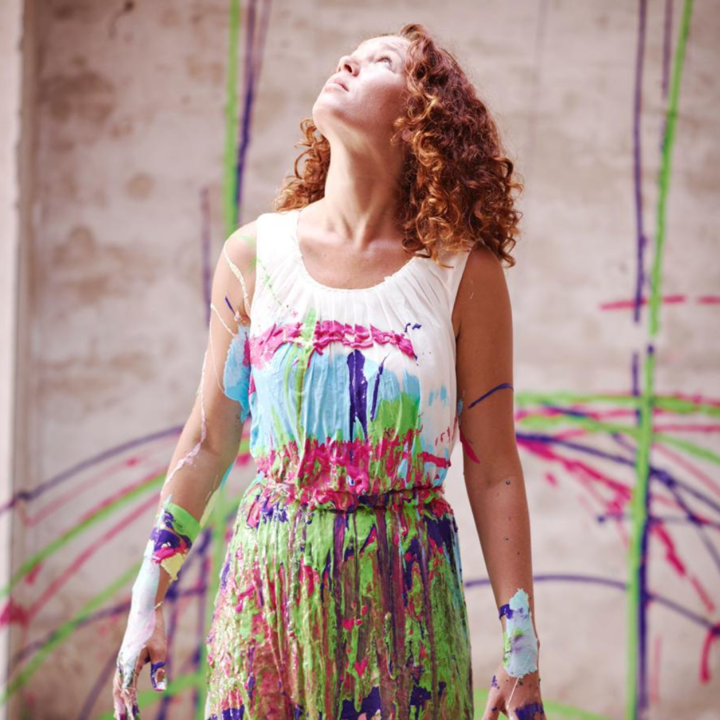 Cultuurcoach Aubrey is besmeurd met verf. 