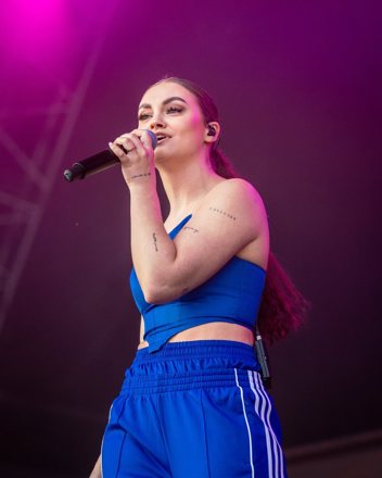 Daya Hendrix zingt op het podium