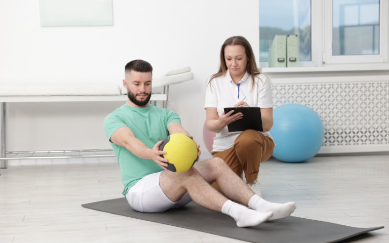 Man traint onder begeleiding van een fysio