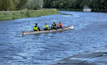 Actiefoto van beginnende roeiers