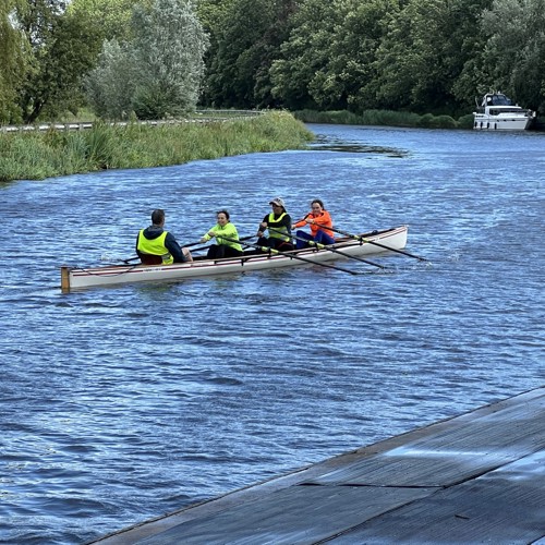 Actiefoto van beginnende roeiers