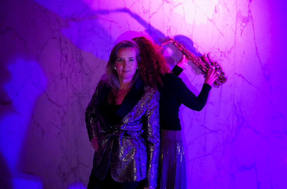 Op de foto staan saxofonist Aubrey Snell en zangeres Louise Hensen, zij zullen optreden tijdens het ligconcert binnen het programma.
