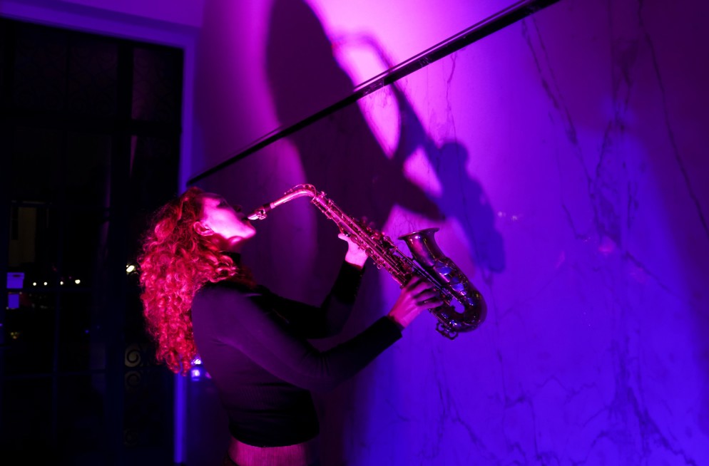 Aubrey Snell speelt saxofoon