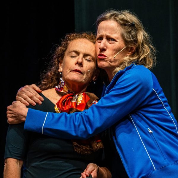 Omhelzing van 2 acteurs op podium tijdens Voorstelling