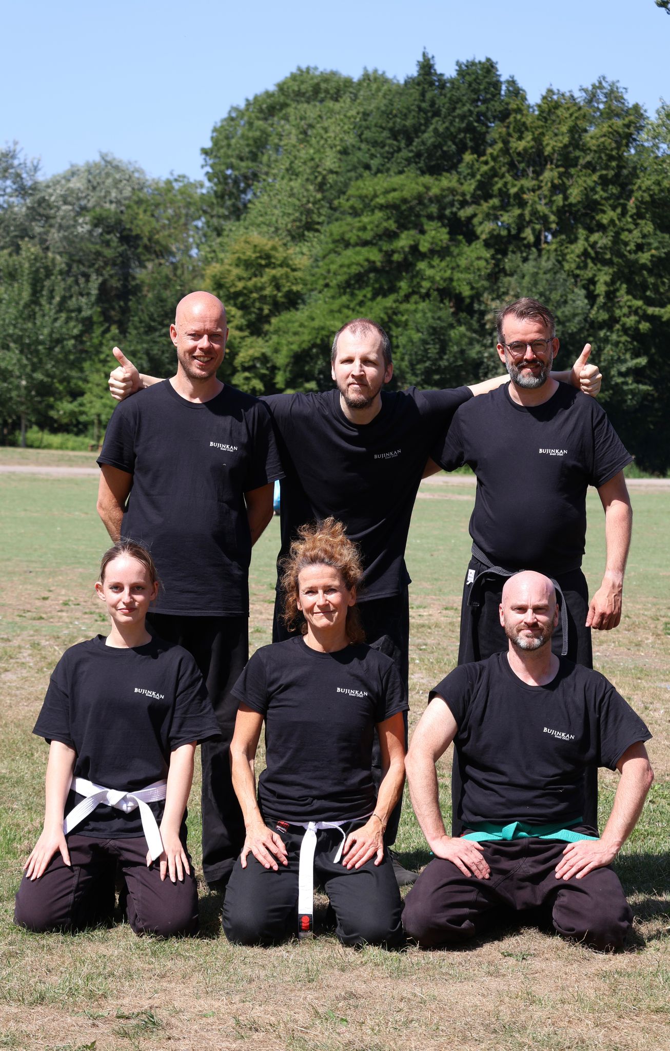Het Ninjutsu team van Bujinkan Ensõ poseert.