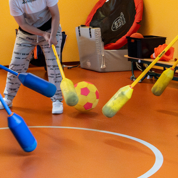 Onderlichamen zichbaar van sportende mensen in een zaal