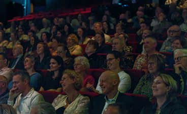 Publiek lacht tijdens Alphens Sportgala 2024