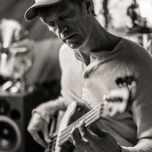 Muzikant Nicolas Thys in actie Fotograaf Ronald Snijders