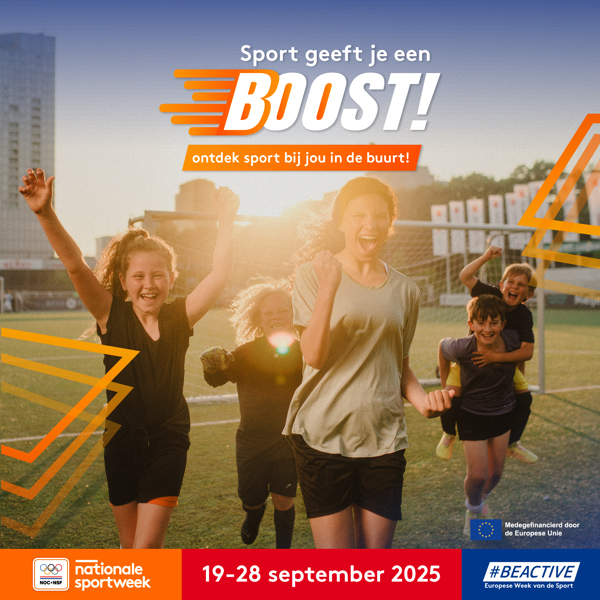 Aankondigingsbeeld voor Nationale Sportweek 2025 met juigende kinderen bij een voetbaldoel