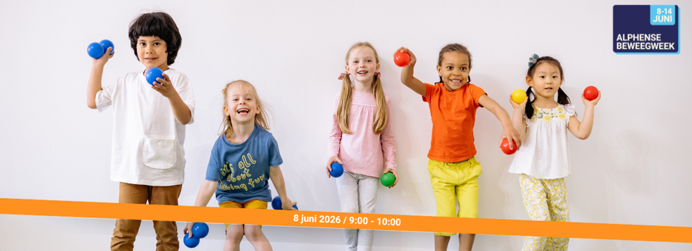 5 lachende kinderen met ballen in hun hand