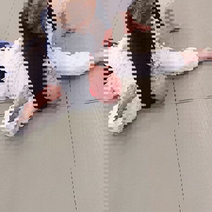 Buurtsportcoach Jochem wordt in de houdgreep genomen door Judoka Sanne van Dijke