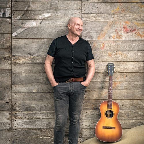 Ruud houweling poseert met zn gitaar